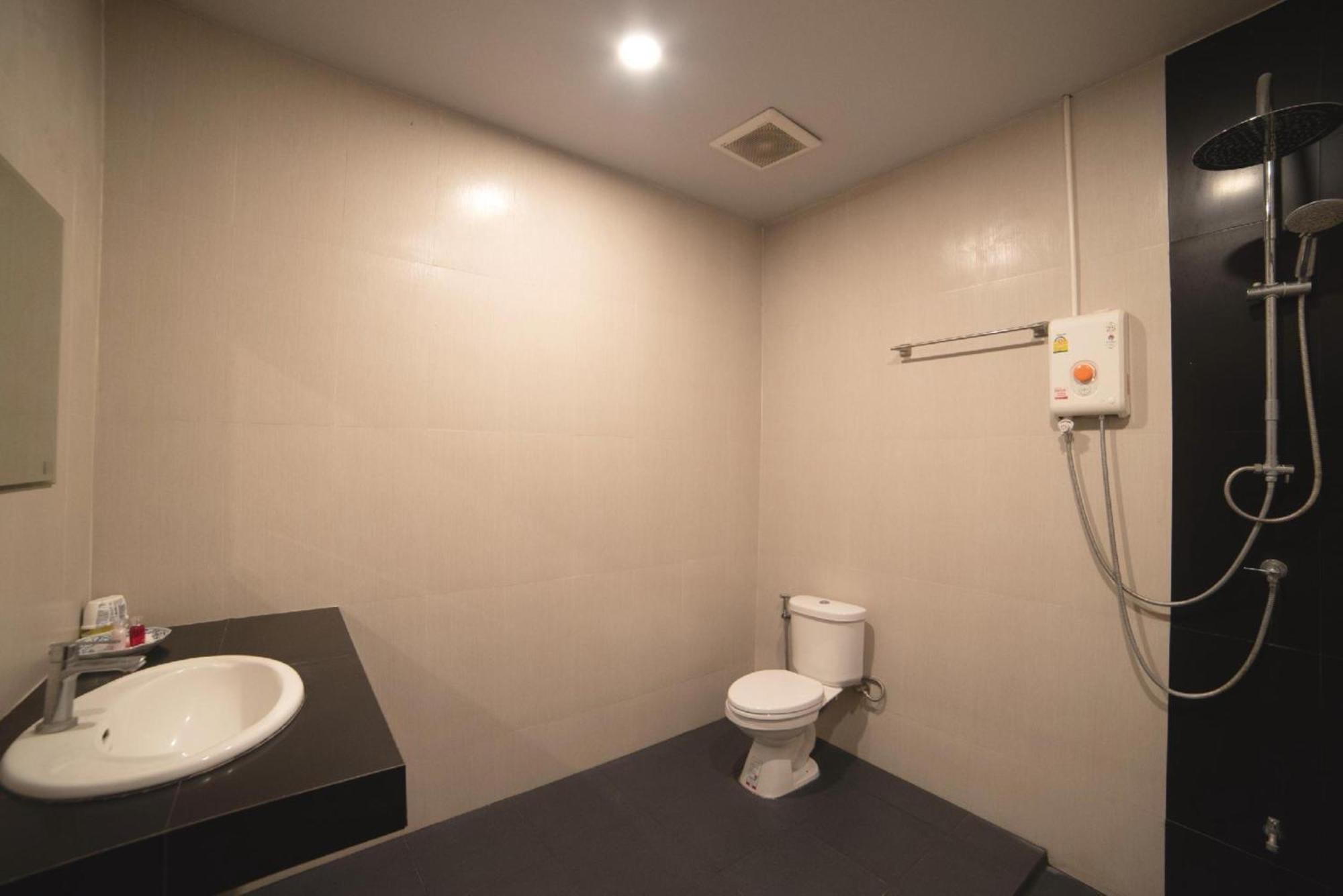 Oyo 465 Krung Kao Traveller Lodge Phra Nakhon Si Ayutthaya Zewnętrze zdjęcie